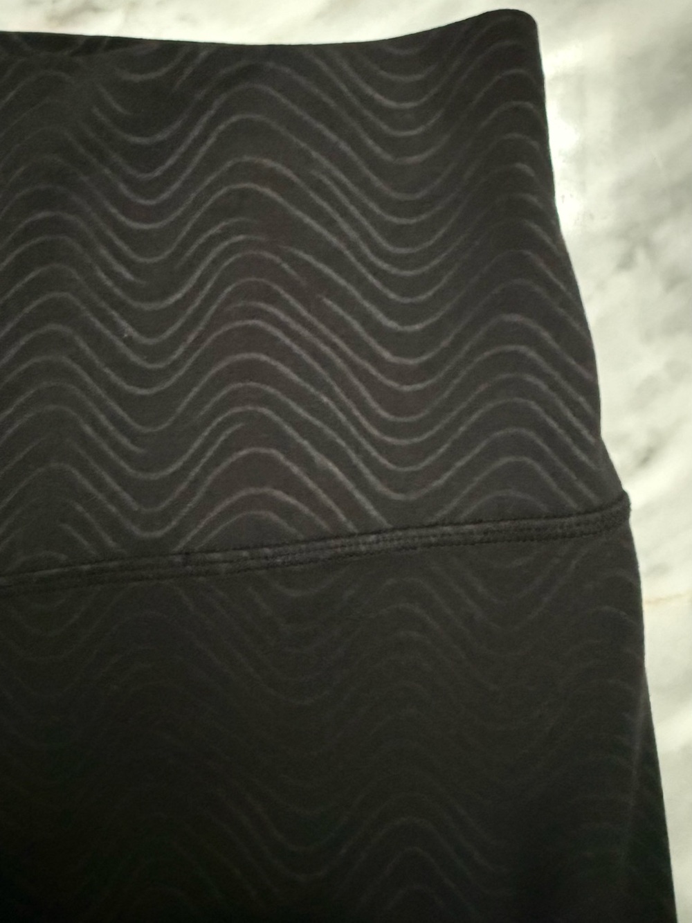 Lululemon Full Length Black Wave-Pattern Leggings, Super Soft! Sz 6 - Picture 3 of 4